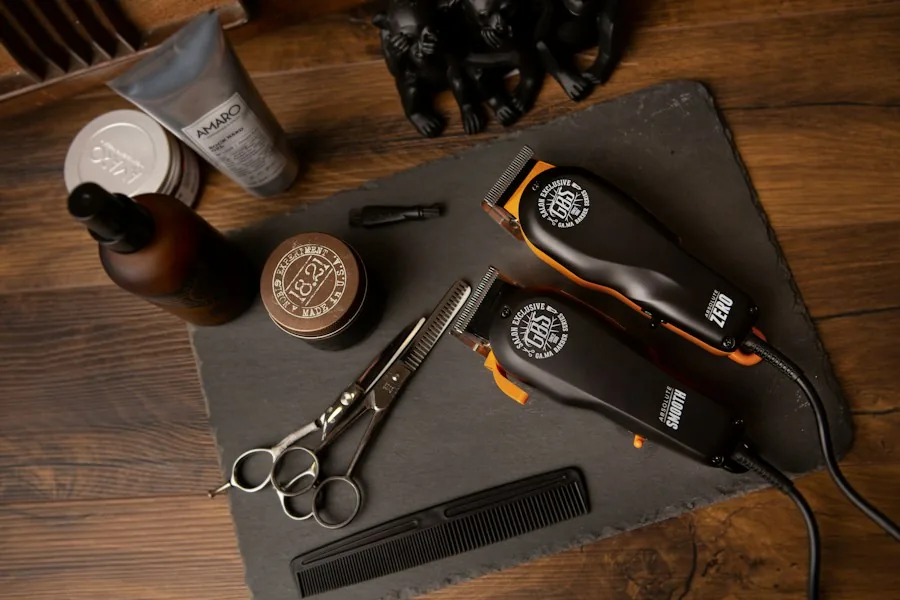 Fotografía de referencia de tijeras, peines y máquinas de barbería