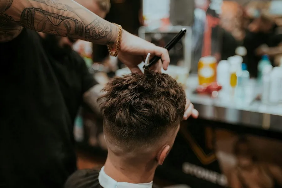 Inspiración de corte con degradado y textura en la parte superior