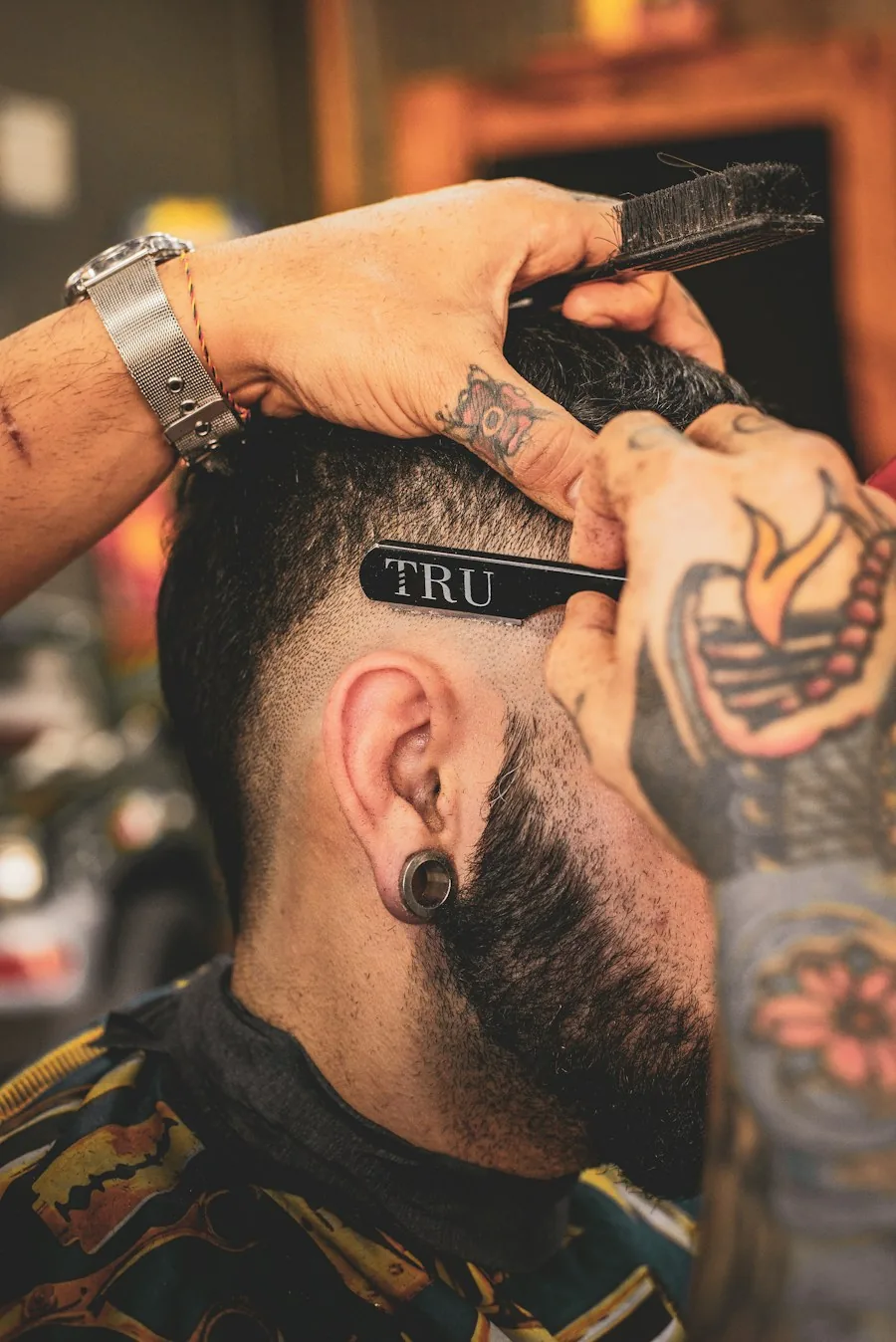 Fotografía de referencia de un corte de precisión con peine y máquina
